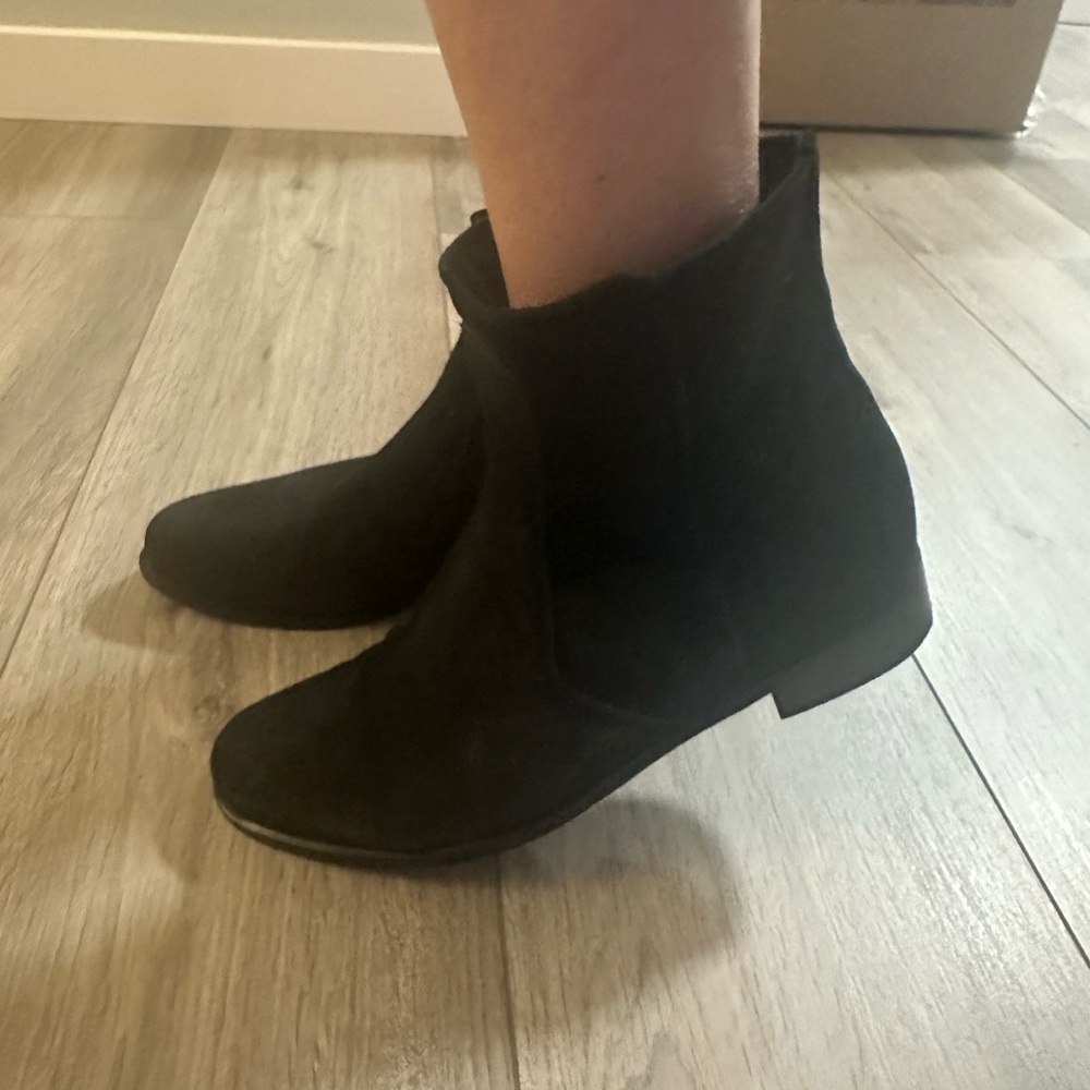 La CANADIENNE Black Ankle Booties